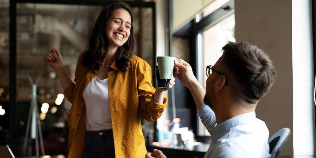Empleados de Autolarte disfrutando de una pausa en un ambiente de trabajo saludable.