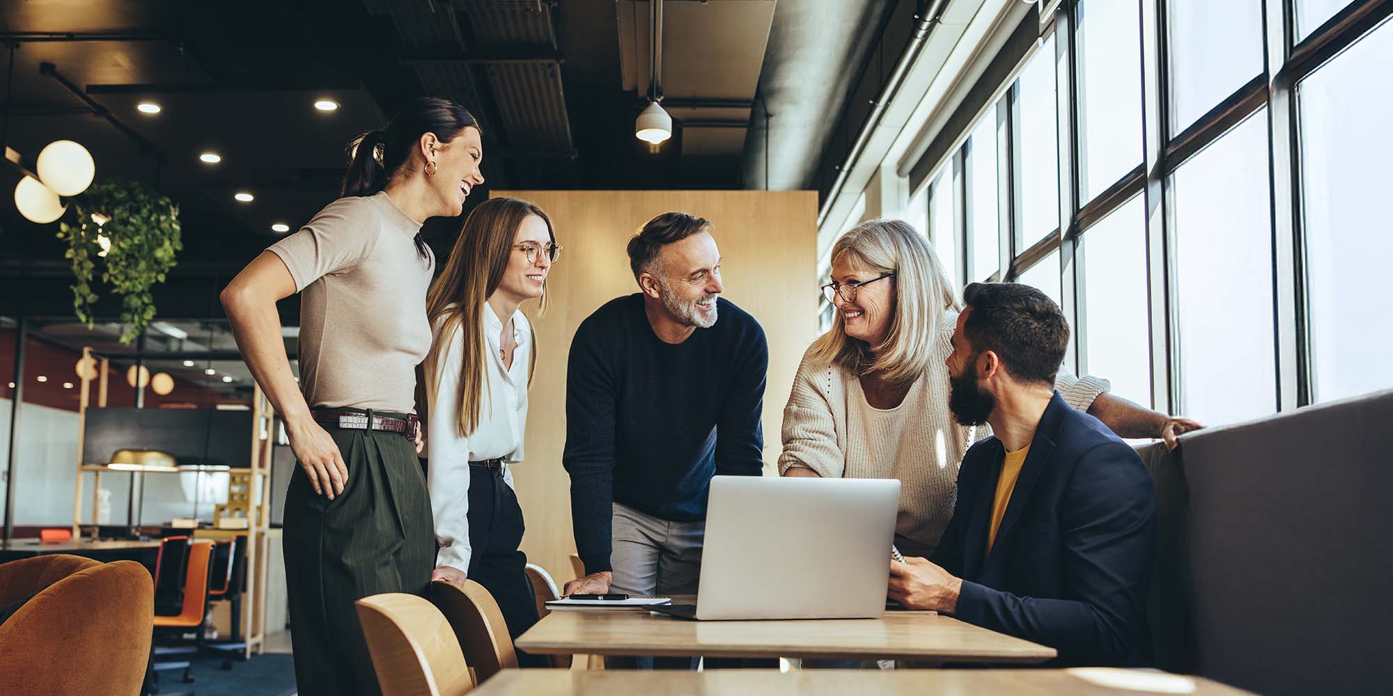 Personas en un ambiente laboral saludable