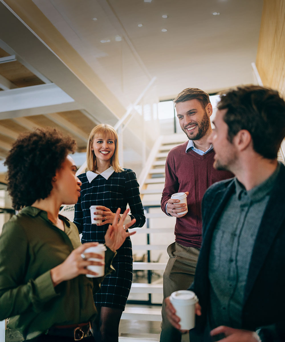 Empleados de Autolarte disfrutando de una pausa en un ambiente de trabajo saludable.