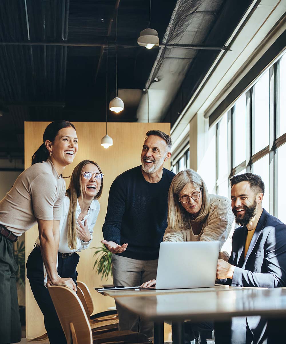 Personas en un ambiente laboral saludable