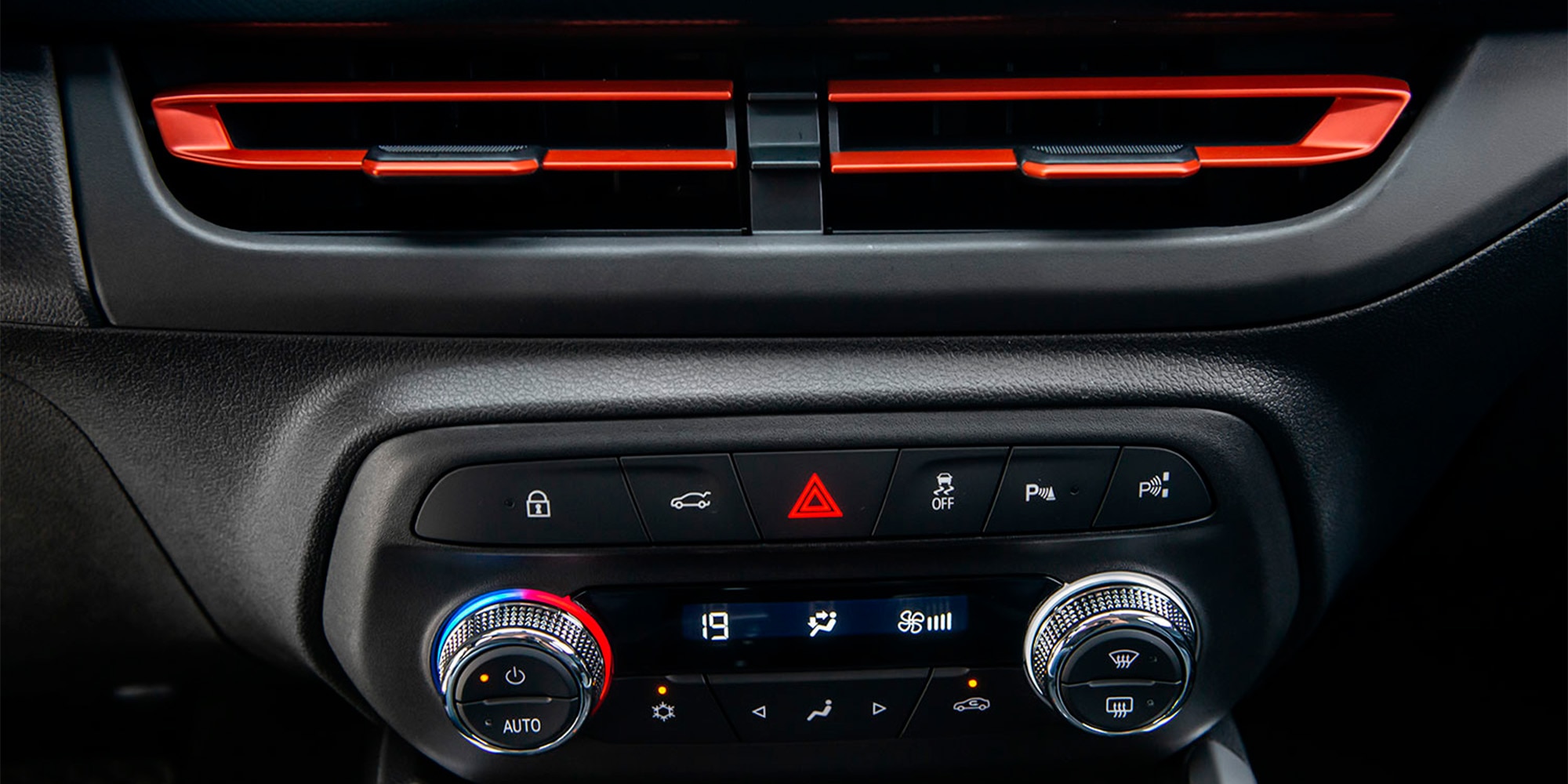 Aire acondicionado digital con control de temperatura en Chevrolet Onix Turbo.