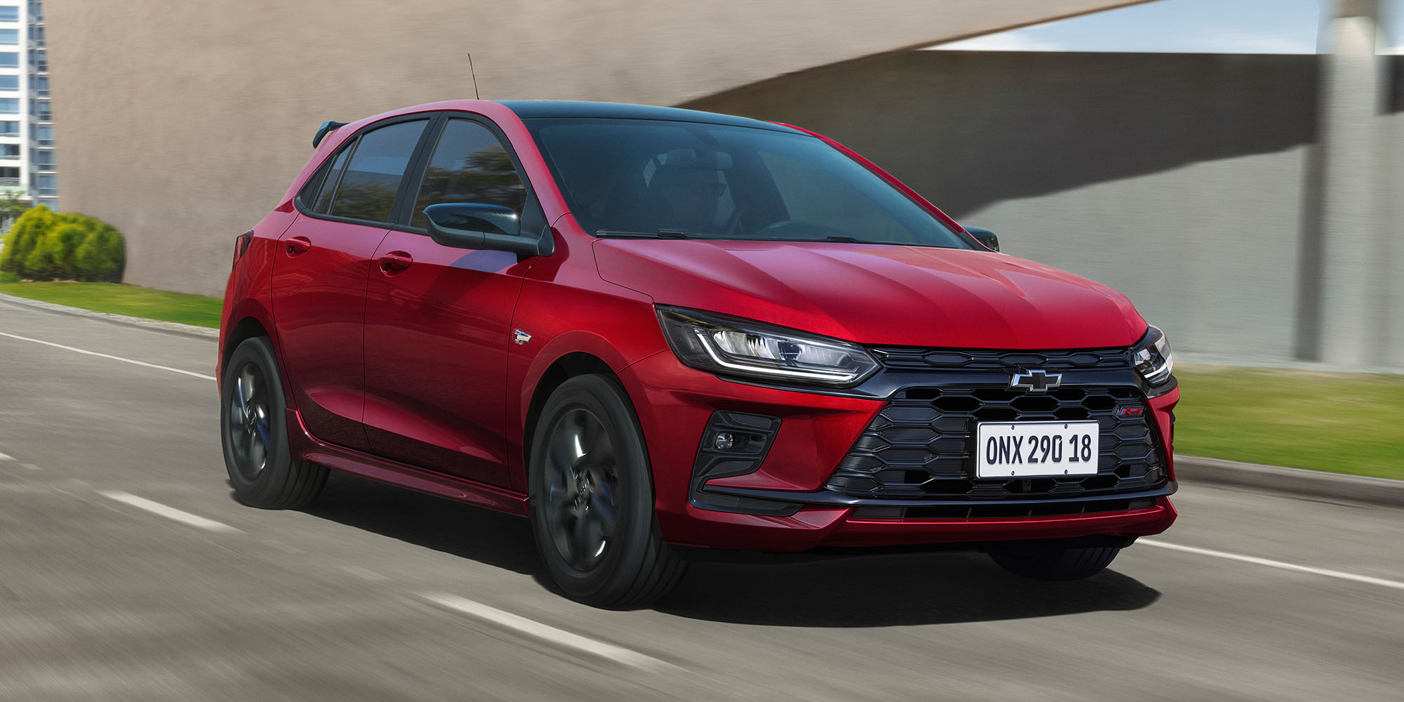 Chevrolet Onix Turbo RS 2026 color rojo en movimiento