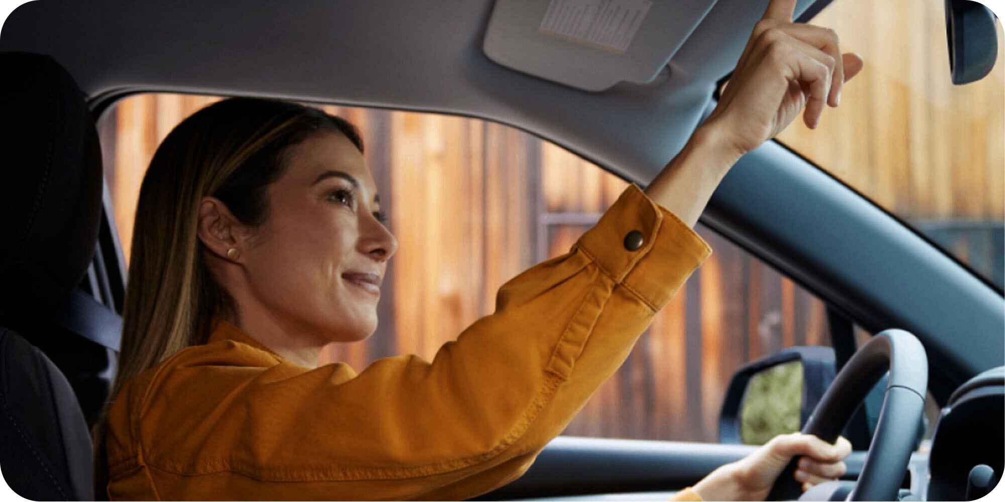 Conductora activando el sistema OnStar de Chevrolet Suburban Z71.