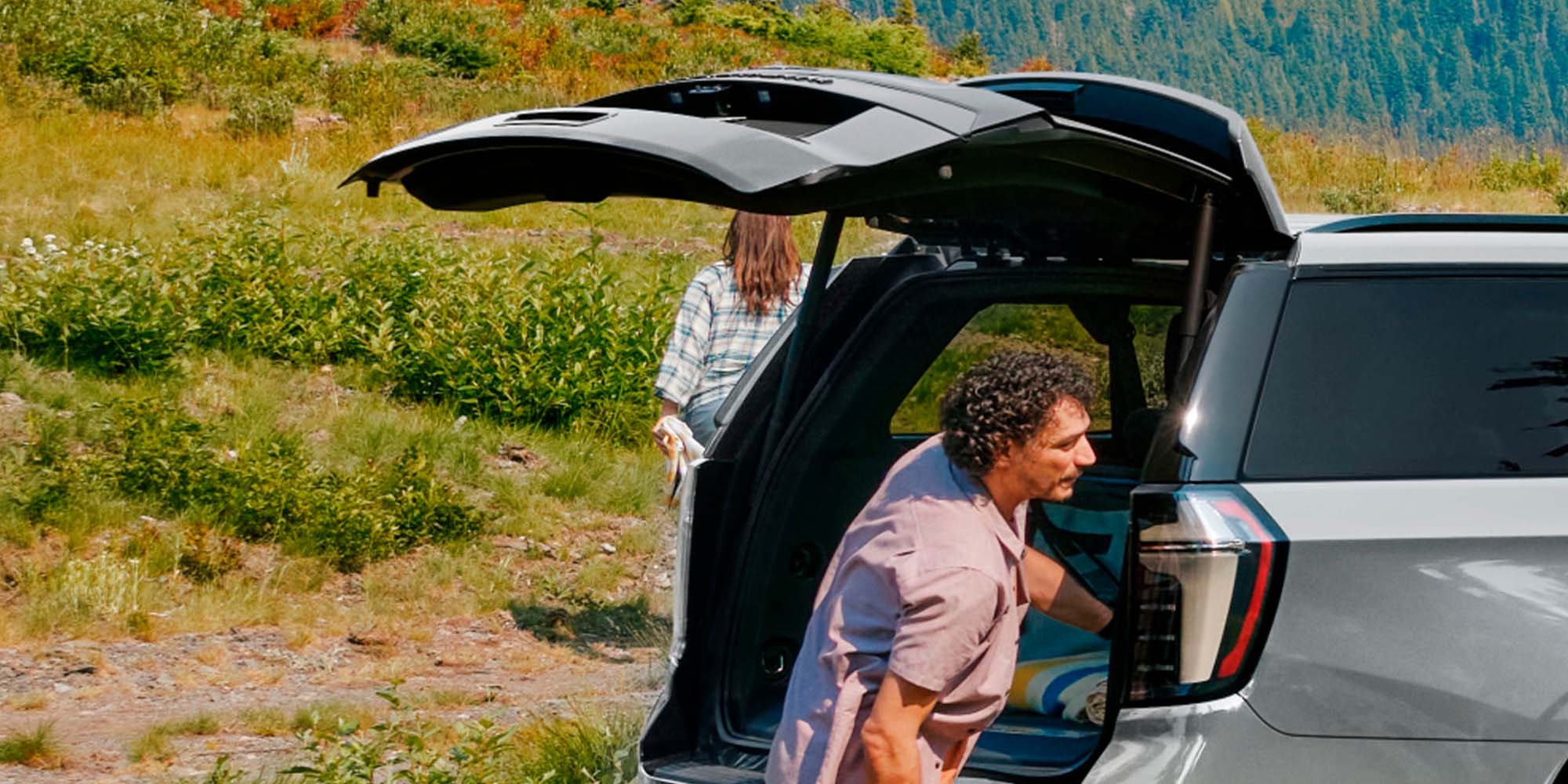 Apertura eléctrica de la maletera con ajuste de altura personalizado de Chevrolet Suburban Z71.