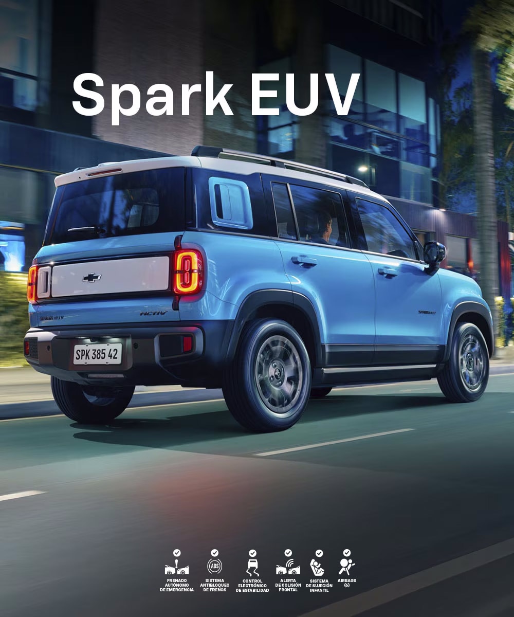 Chevrolet Spark EUV en color azul circulando en la ciudad