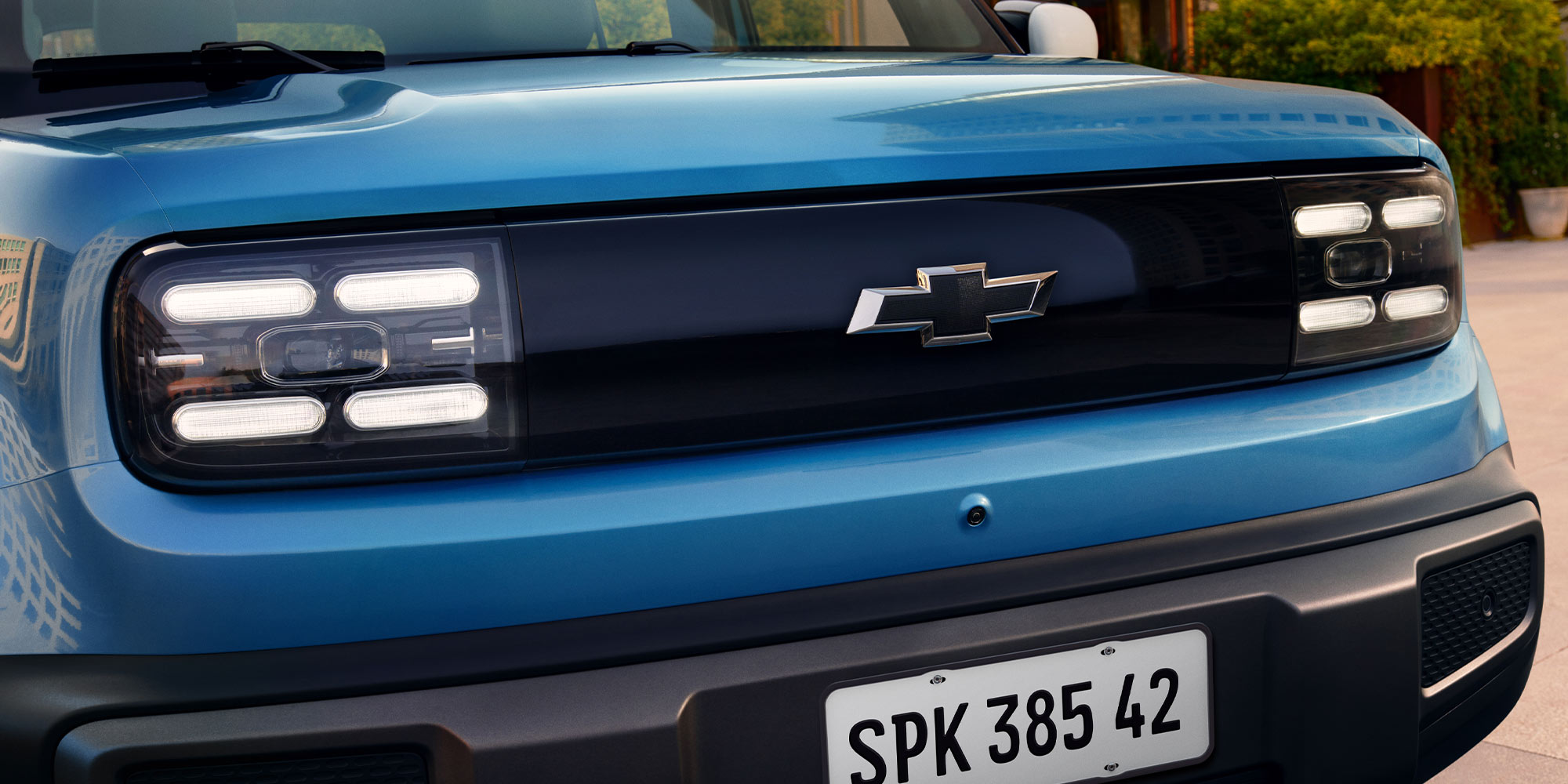 Parte frontal de Chevrolet Spark EUV azul