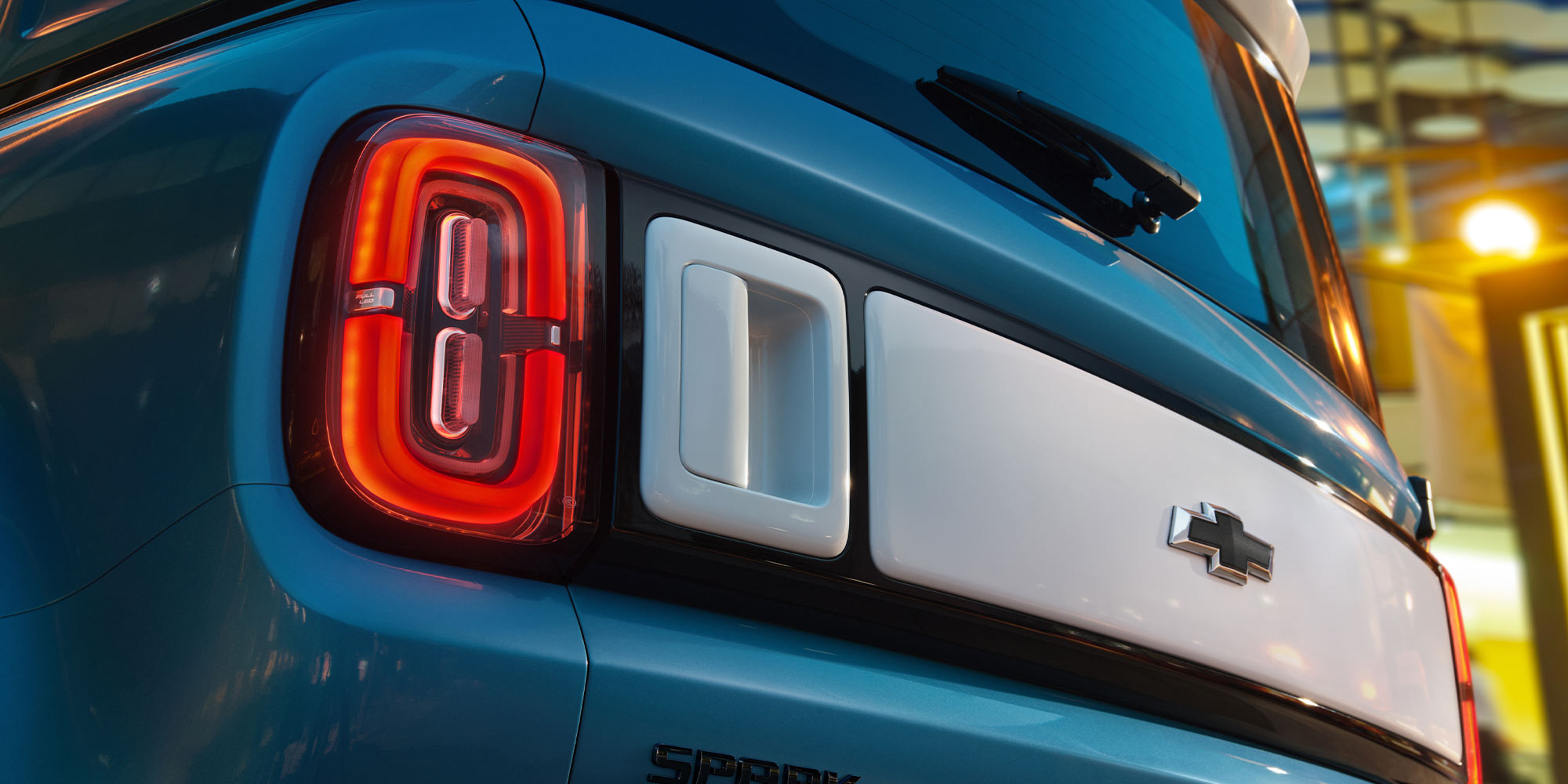 Parte trasera del Chevrolet Spark EUV con luces encendidas