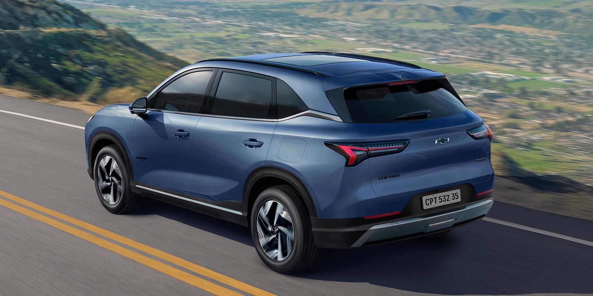 chevrolet captiva híbrida vista trasera en carretera